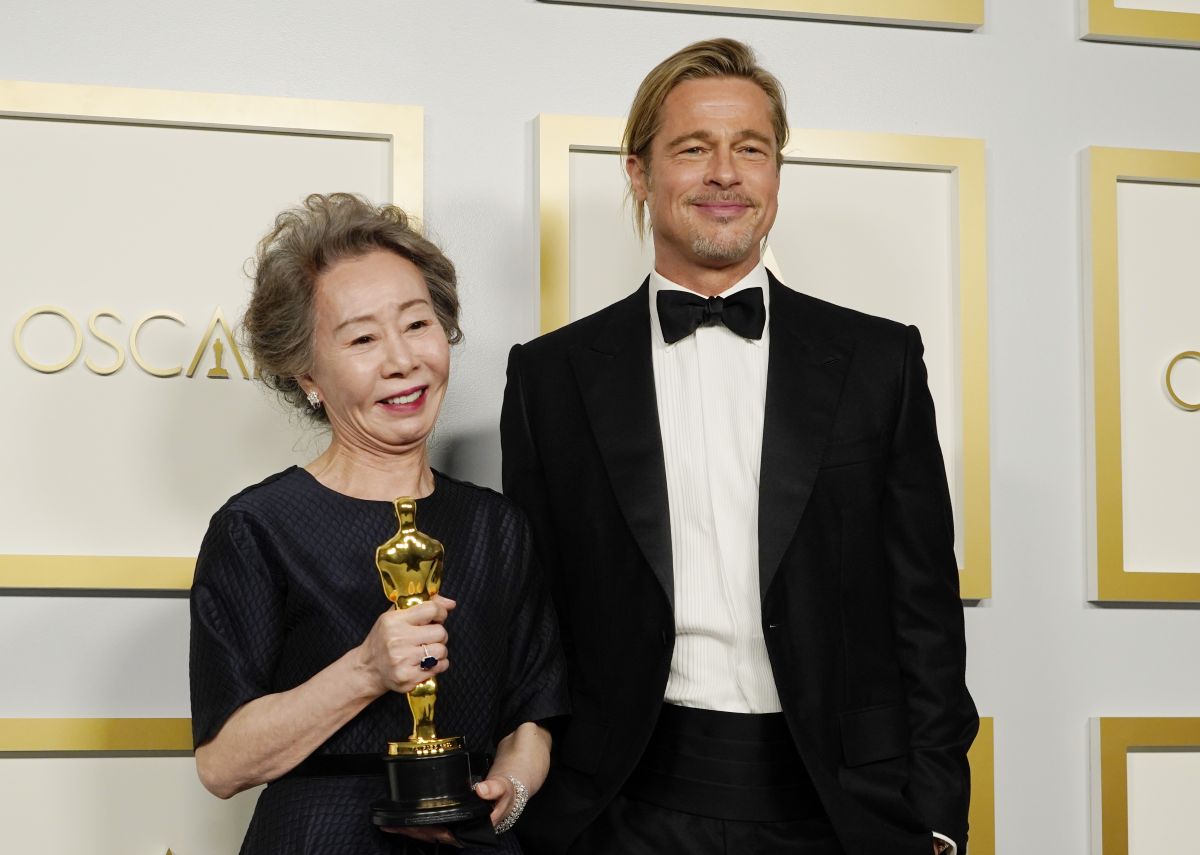 Yuh-Jung Youn i Brad Pitt na 93. gali wręczenia Oscarów