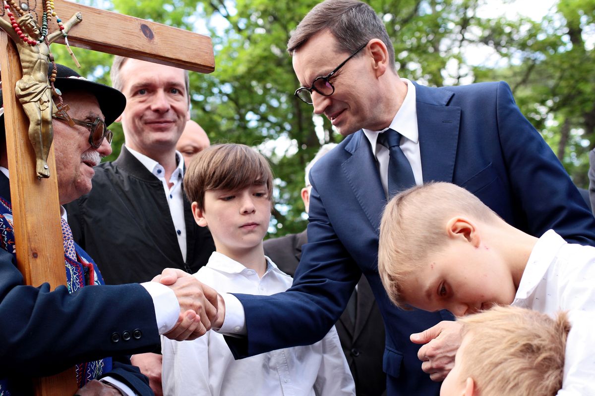 Premier Mateusz Morawiecki podczas mszy świętej w sanktuarium Matki Sprawiedliwości i Miłości Społecznej w Piekarach Śląskich 