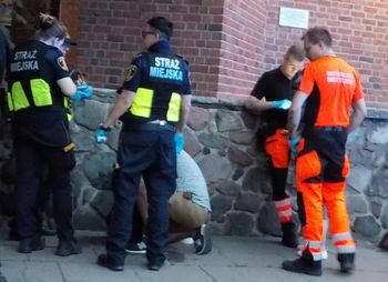 Warszawa: Pijana 14-latka leżała przy murze kościoła. Zareagował świadek