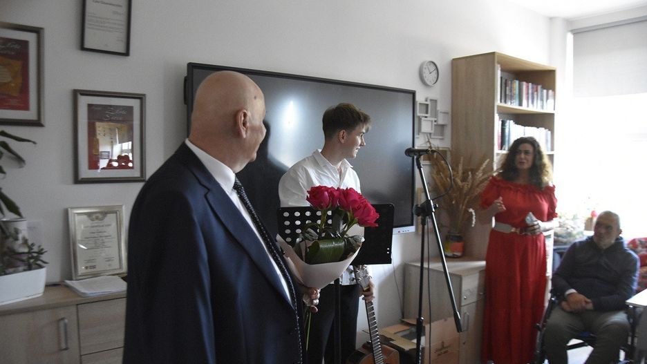 W siedzibie Klubu Senior+ w Wałbrzychu zjawił się Karol Cajzer, młody, pogodny, bardzo utalentowany człowiek.