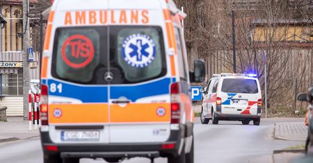 Jechał pijany ambulansem do pacjentów. W kabinie walały się butelki po wódce