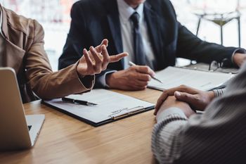 Chcą ich zwolnić. Pada jedno zdanie. Pracodawcy są wtedy bezradni
