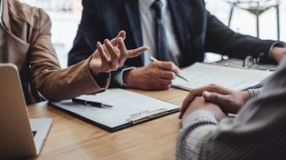 Chcą ich zwolnić. Pada jedno zdanie. Pracodawcy są wtedy bezradni