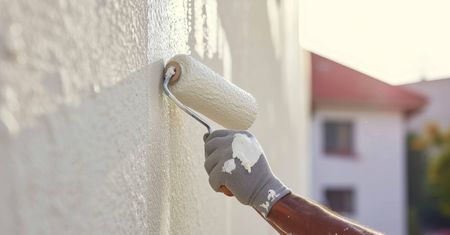 Pęknięcia na elewacji domu. Kiedy wystarczy naprawa, a kiedy koszt szybko rośnie?