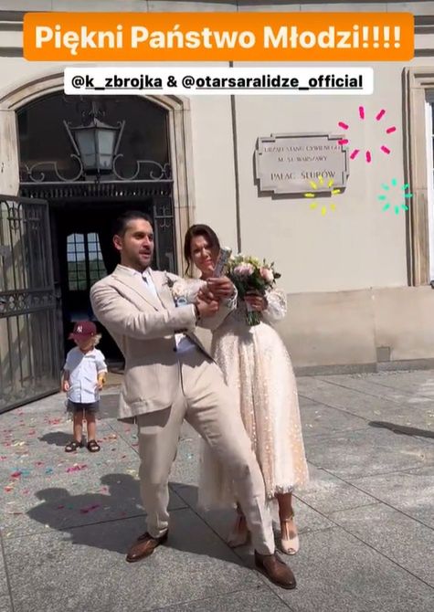 Państwo młodzi otwierają szampana