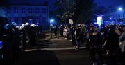 Ksiądz wyszedł do protestujących. Funkcjonariusze: "odłóż broń!"