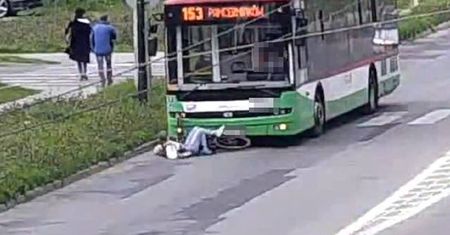 Wjechała rowerem na przejście dla pieszych, tuż przed jadący trolejbus. Młoda kobieta dostała 1100 zł mandatu