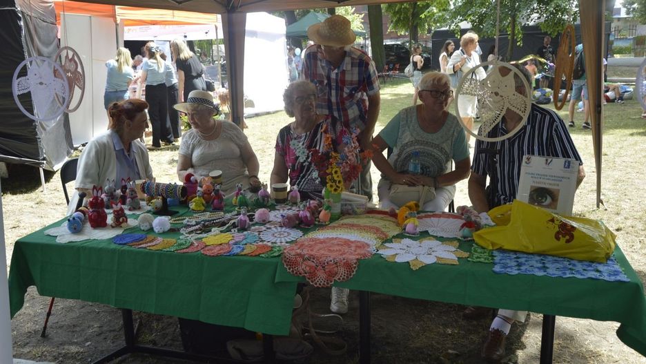 Organizacje pozarządowe prezentują się na festynie przy Domu Kultury Kolejarza.