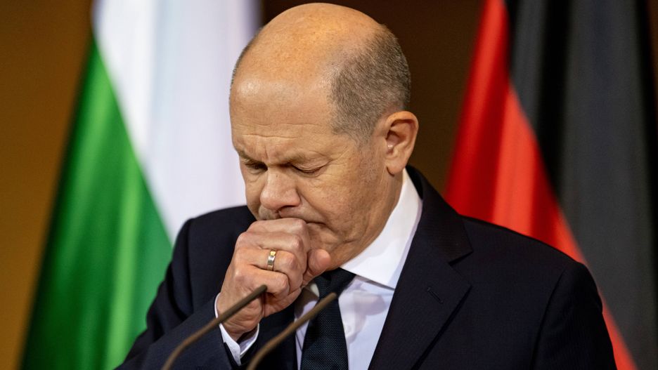 Olaf ScholzDwa lata po dojściu do władzy sondaże były dla koalicji Scholza swego rodzaju "kartką raportu tymczasowego", jak stwierdził w komentarzu tygodnik "Der Spiegel".