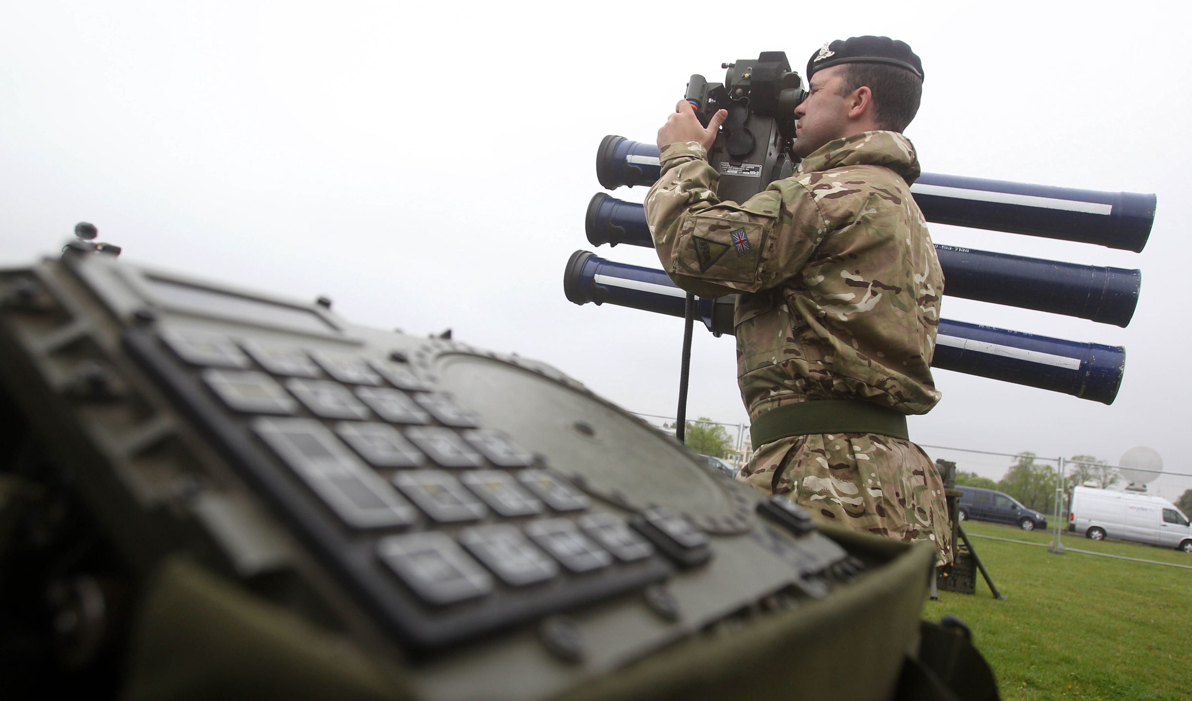 Żołnierz z brytyjskiego Royal Artillery podczas korzystania z systemu Starstreak. Zdjęcie ilustracyjne.
