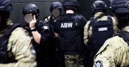 Oszustwa podatkowe. ABW zatrzymała pięć osób
