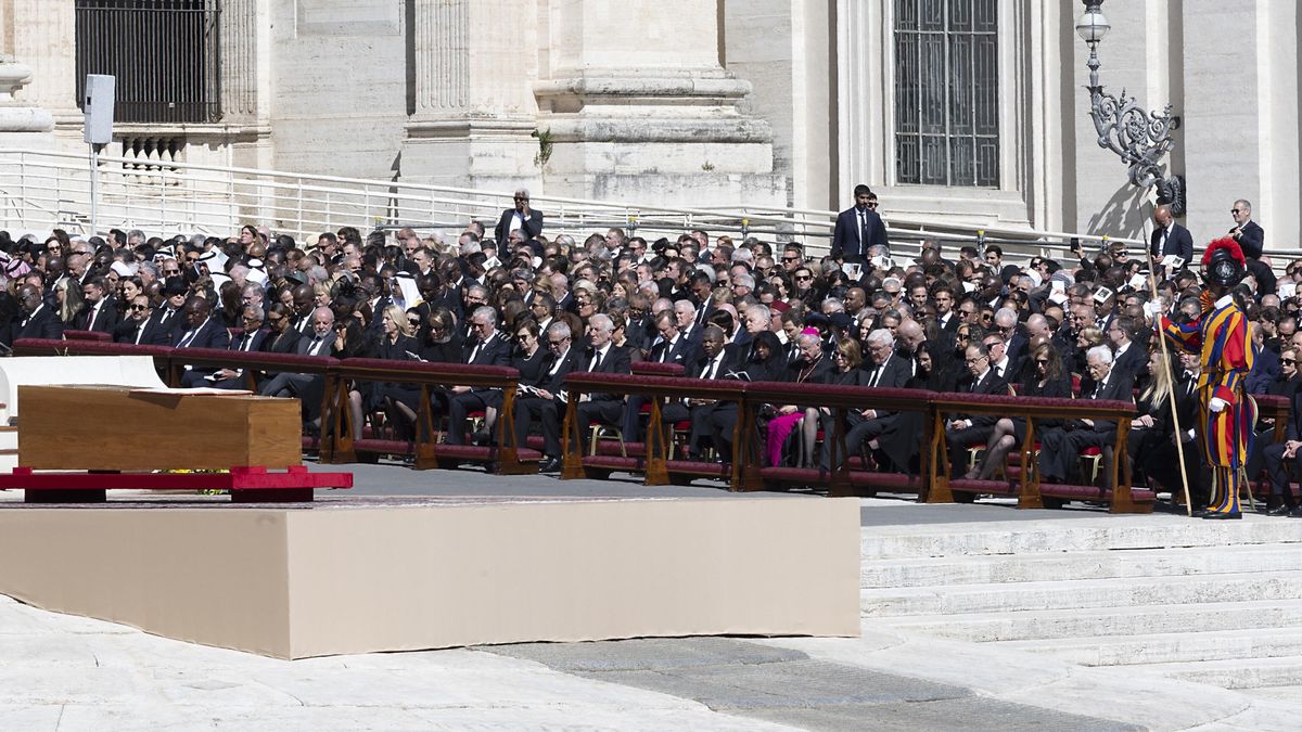 A handout photo made available by the Quirinal Presidential Palace (Palazzo del Quirinale) Press Office shows faithful and clergy waiting for the funeral Mass of Pope Francis in Saint Peter's Square, on the parvis of Saint Peter's Basilica in Vatican City, 26 April 2025. Pope Francis passed away on Easter Monday, 21 April 2025, at the age of 88. EPA/PAOLO GIANDOTTI/QUIRINALE PALACE PRESS OFFICE/HANDOUT HANDOUT EDITORIAL USE ONLY/NO SALES Dostawca: PAP/EPA.