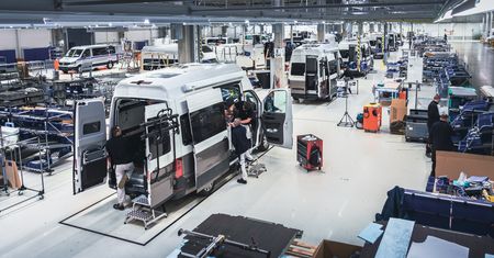 Kamper z Polski, czyli jak wygląda ręczna manufaktura w wielkiej fabryce we Wrześni