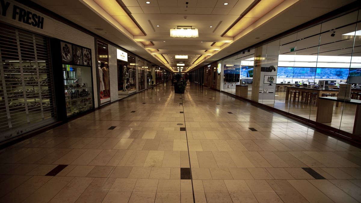 Zamknięcie centrów handlowych odcisnęło się piętnem na sklepach. 