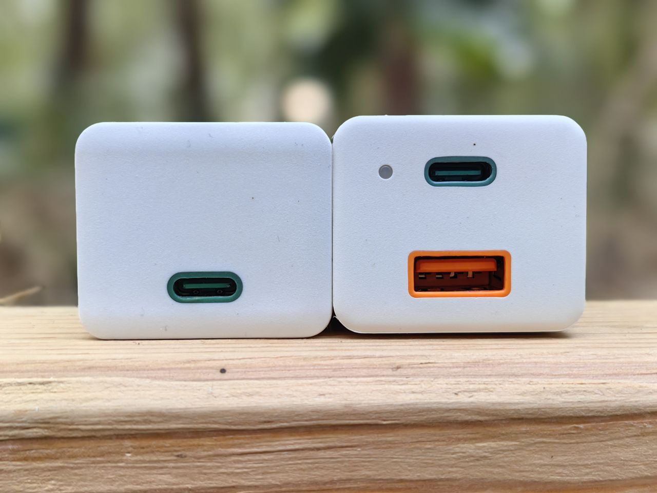 Obie ładowarki są równie małe w przekroju, ale Hama Mini Charger With USB-C/USB-A ma dwa gniazda i diodę. 