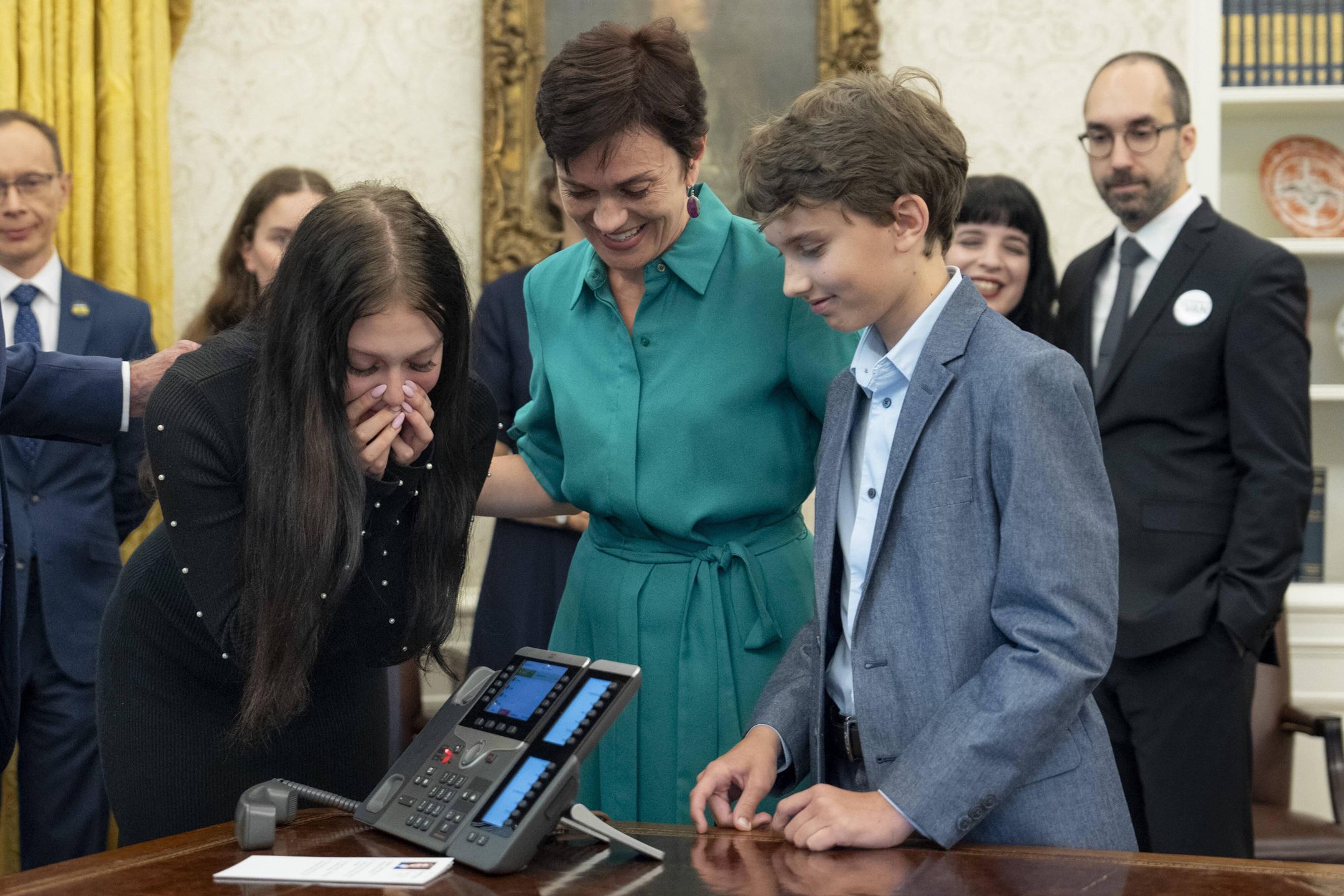 President Biden Meets with Families of Freed Hostages at The White House
Evgenia Kara-Murza and her children talk on the phone with detained journalist Vladimir Kara-Murza as President Joe Biden and families of detained Wall Street Journal reporter Evan Gershkovich, former U.S. Marine Paul Whelan and journalist Alsu Kurmasheva look on following their release in a prisoner swap with Russia, on Thursday, August 1, 2024, in the Oval Office. Photo by Adam Schultz/White House/UPI Photo via Newscom
Dostawca: PAP/Newscom
ADAM SCHULTZ
News, Diplomacy, Prisoner Swap, Hostage Release