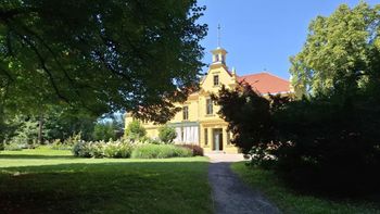 Stary Kisielin: Pałac i park w letnim słońcu zachwycają spacerowiczów