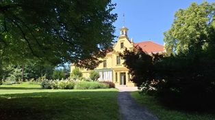 Stary Kisielin: Pałac i park w letnim słońcu zachwycają spacerowiczów
