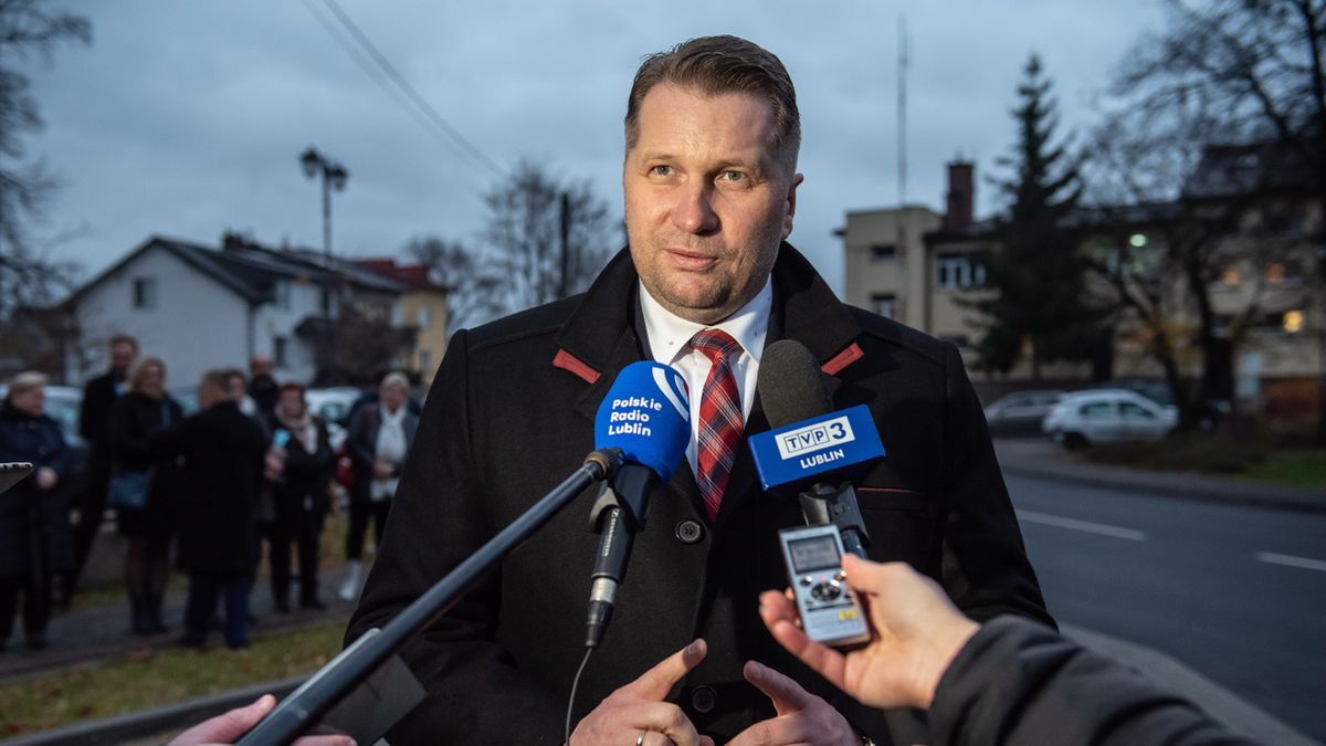 Przemys�aw CzarnekBaran�w (woj. lubelskie), 08.11.2021. Minister edukacji i nauki Przemys�aw Czarnek wzi�� udzia� w otwarciu oddanej do u�ytku w 2021 roku inwestycji drogowej na terenie gminy Baran�w, 8 bm. (aldg) PAP/Wojtek Jargi�oWojtek Jargi�obudowa dr�g, infrastruktura drogowa, konferencja, oddanie do u�ytku drogi, polityka, spotkanie, transport drogowy