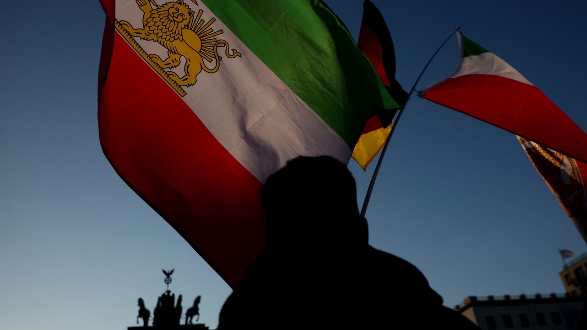 Iranian flags are seen during a rally of exiled Iranians called ?Freedom for Iran,? led by Prince Reza Pahlavi, in front of the Brandenburg Gate in Berlin, Germany, 01 March 2026. EPA/FILIP SINGER Dostawca: PAP/EPA.