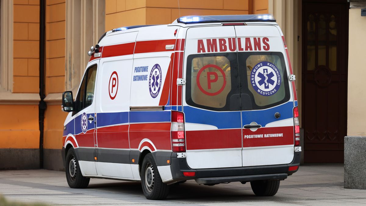 Karetka pogotowia pod szpitalem
