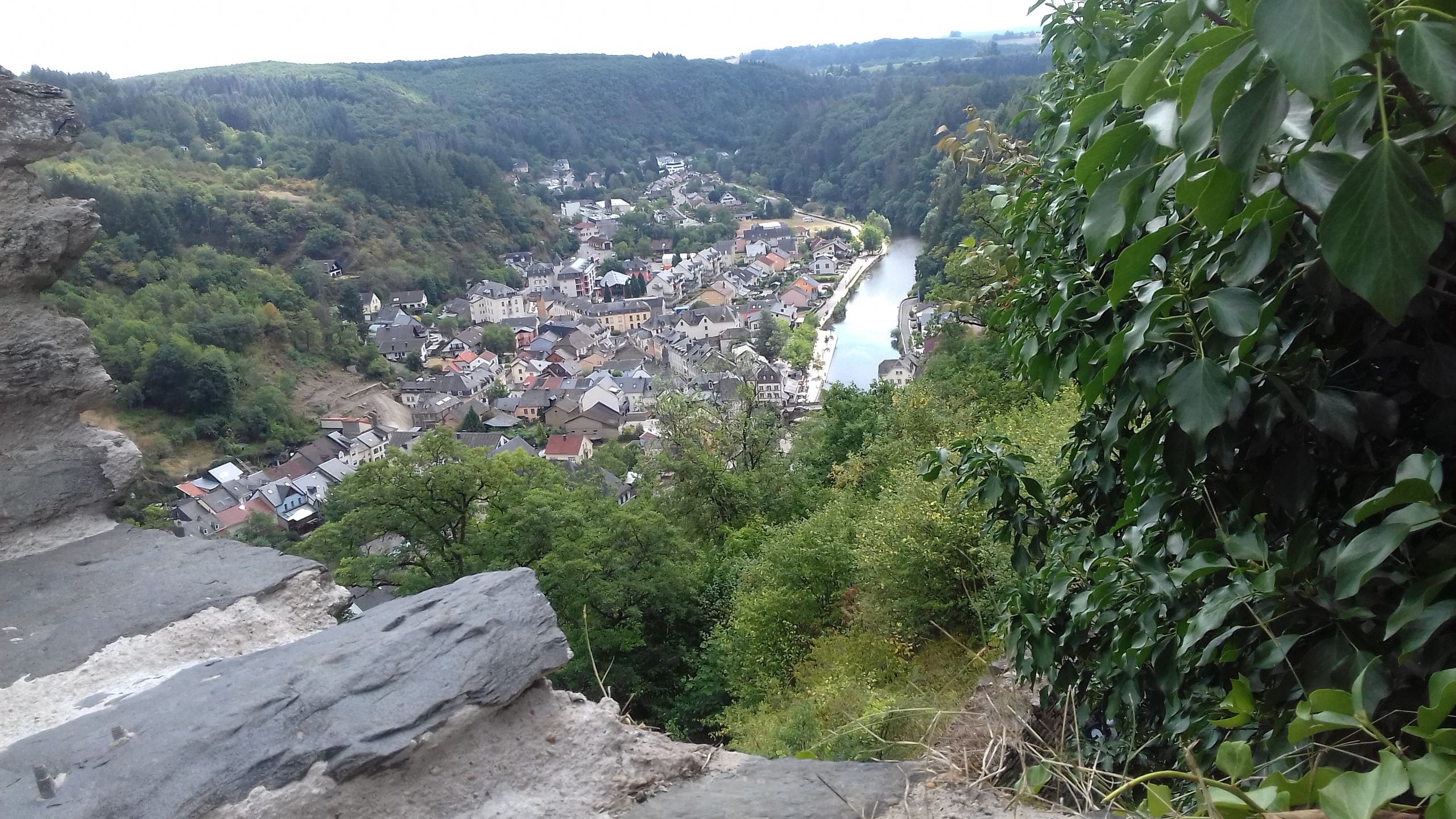 Zamek górujący nad Vianden  zrobi wrażenie zarówno z zewnątrz, jak i w środku