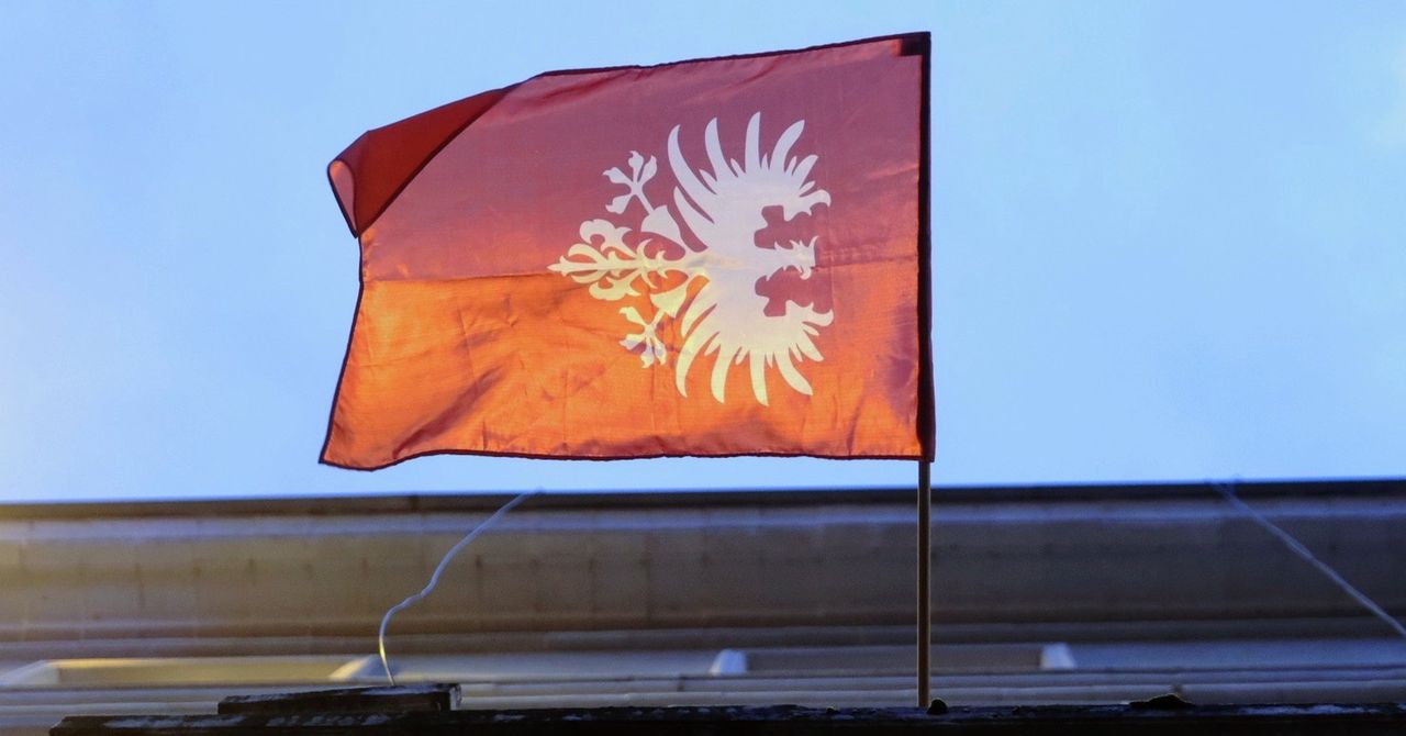 Poznań: Tysiące darmowych powstańczych flag z okazji 107. rocznicy