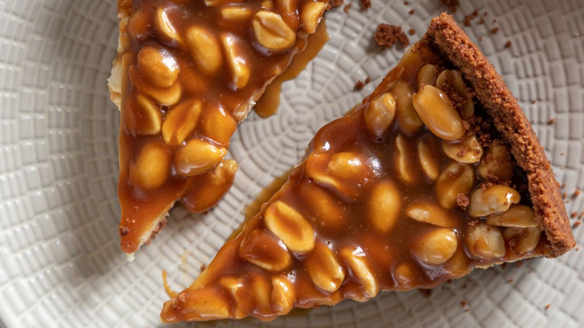 Ciasto Snickers poleca się na deser. Jest pyszne!