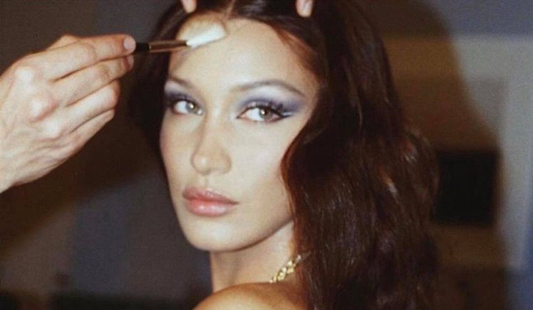 "Pomysłowa" Bella Hadid nakłania do zostania w domach zdjęciem topless: "Ja i moje burrito mówimy ci, żebyś NIE WYCHODZIŁ!" (FOTO)