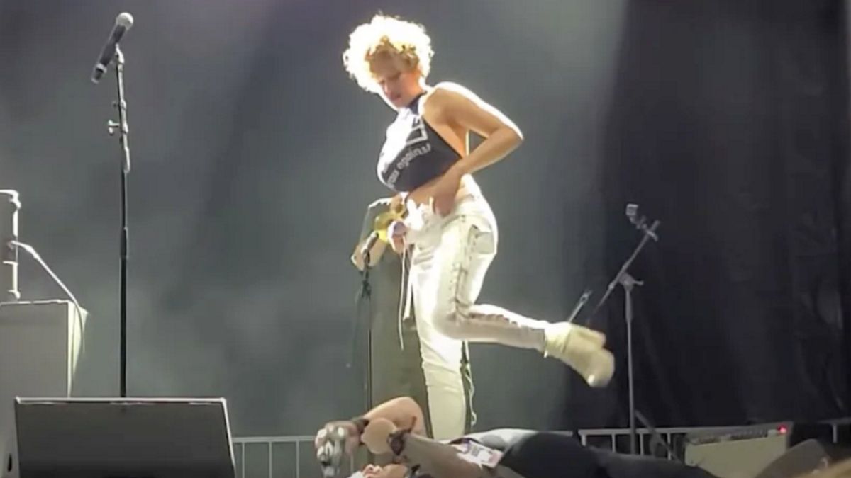 Wokalistka oddała mocz na fana