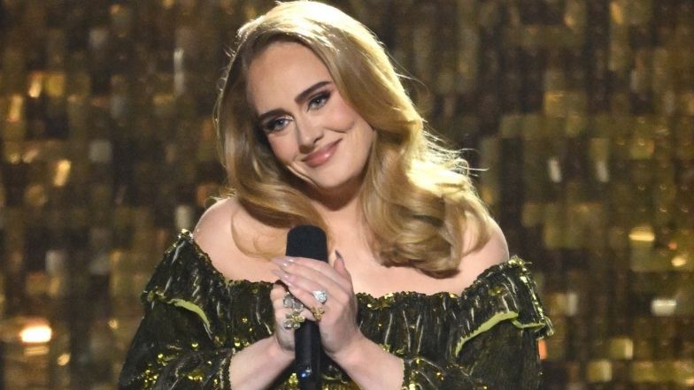 Adele pozuje z zaręczynowym (?) pierścionkiem?