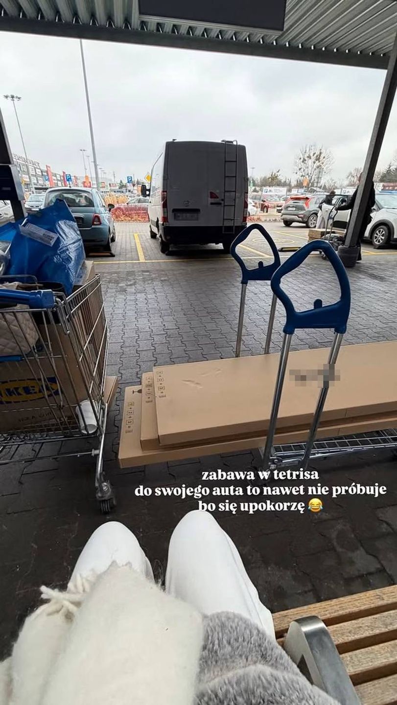 "Niezależna singielka" Sandra Kubicka nadaje z zakupów