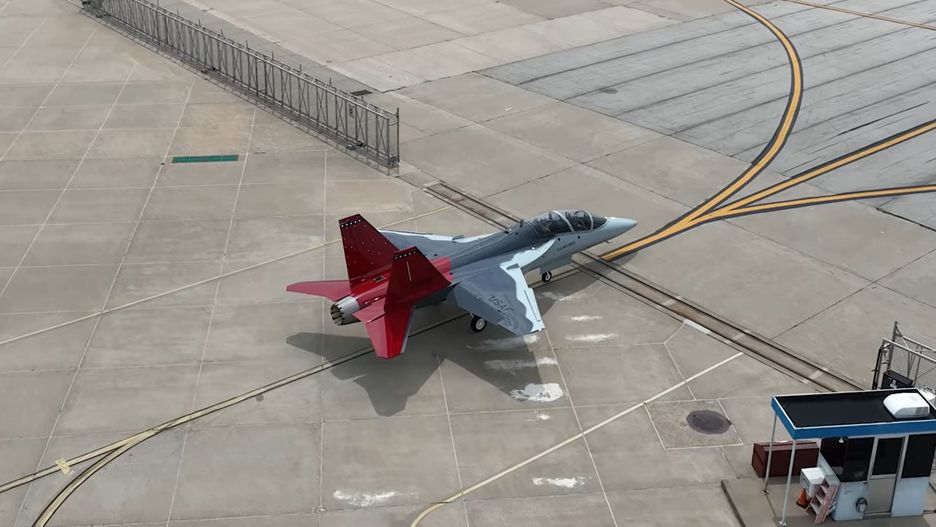 Red Hawk na lotnisku przed rozpoczęciem jednego z testów