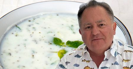 Bez botwiny i ogórków. Robert Makłowicz chłodnik robi zupełnie inaczej