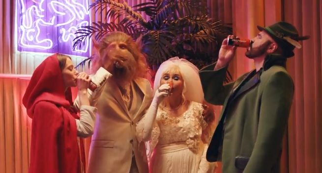 Kaufland reklamuje napój Crazy Wolf zmienioną bajką o Czerwonym Kapturku (wideo)