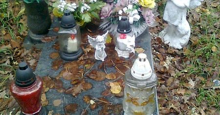 To nie mieści się w głowie! Ojciec zauważył to na grobie dziecka