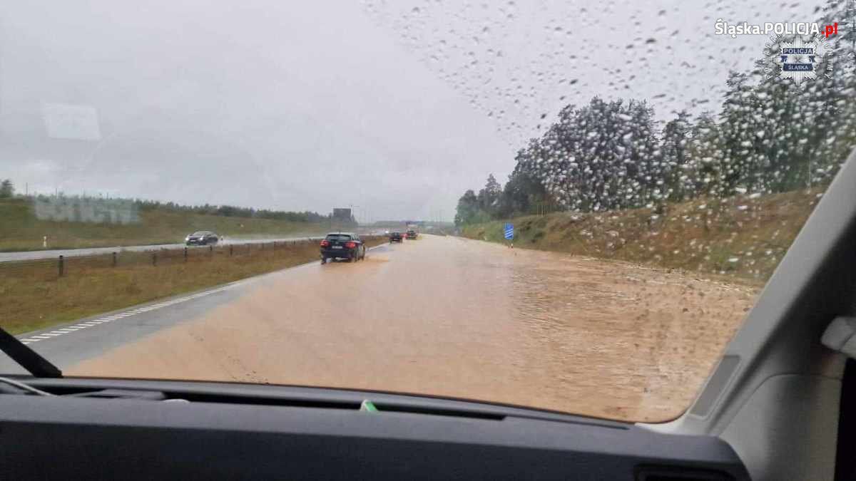 Zalana autostrada. Służby ostrzegają o utrudnieniach na drogach