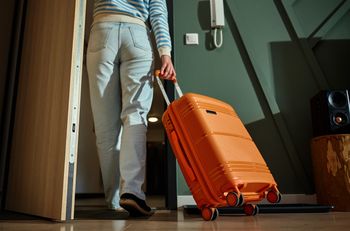 Zaskakujący przedmiot, który warto spakować do walizki. Zapewnia komfort