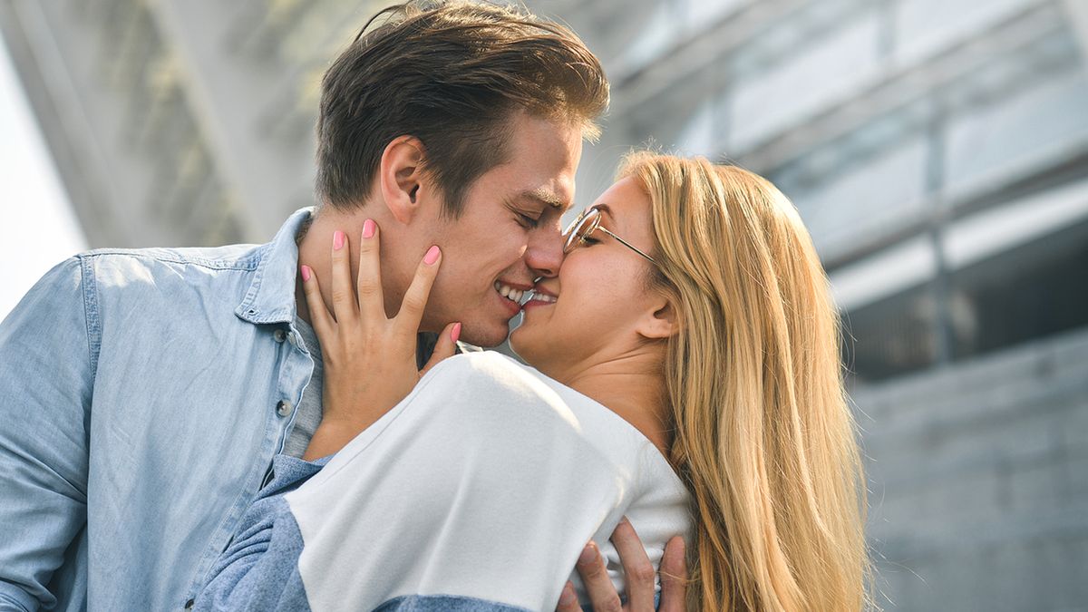 Bakterie odpowiedzialne za rozwój próchnicy najczęściej są przekazywane poprzez bezpośredni kontakt np. przez pocałunki.