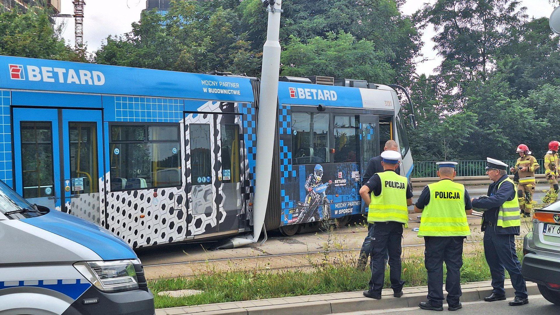 Wypadek tramwaju we Wrocławiu. Wóz MPK wypadł z szyn po zderzeniu z autem osobowym