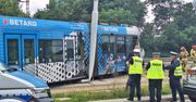 Wypadek w centrum Wrocławia. Tramwaj wypadł z torów na jezdnie, rozbił słupy i lampę