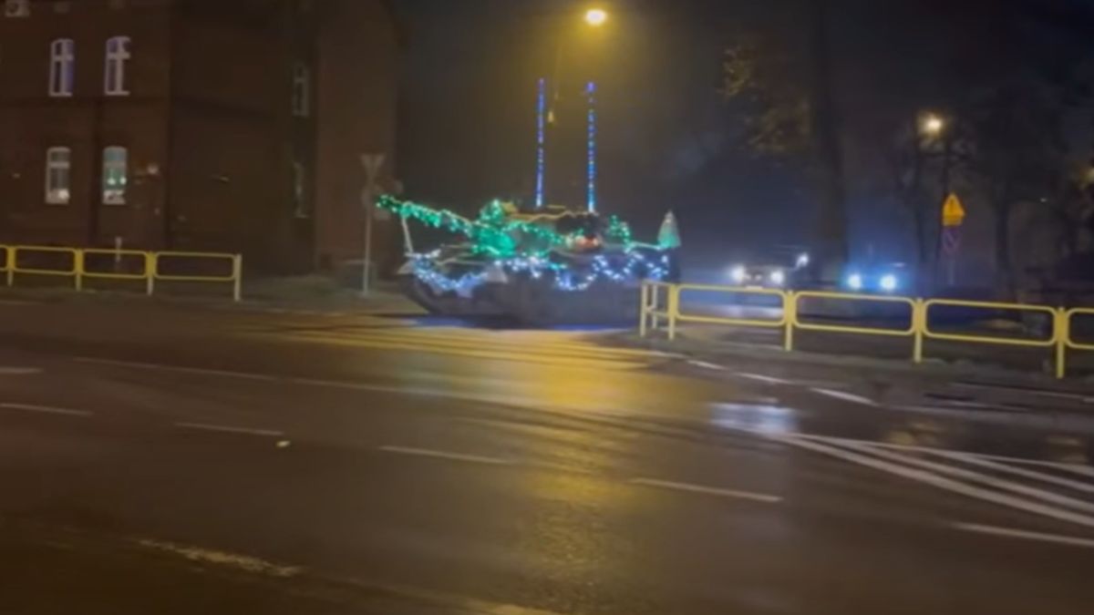 Świąteczny czołg w Zabrzu.