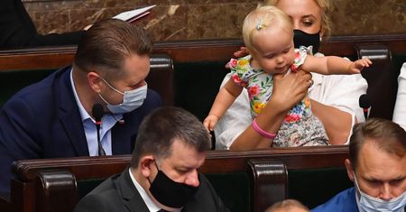 Nie wytrzymała. Wzięła dziecko i wyszła z sali. Posłanka komentuje