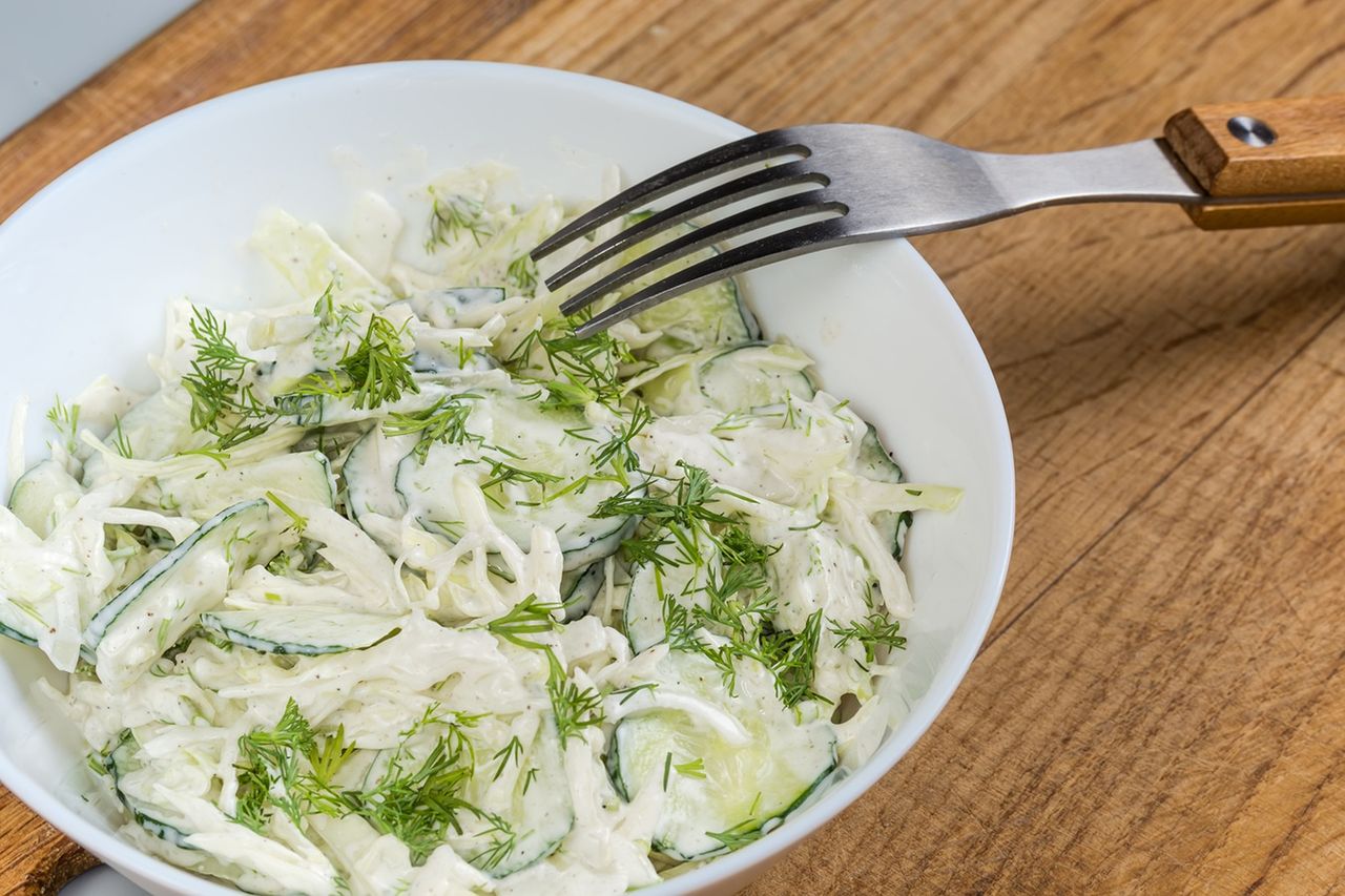 Żaden jogurt i olej. Mieszam młodą kapustę z innym składnikiem i surówka wychodzi jak marzenie