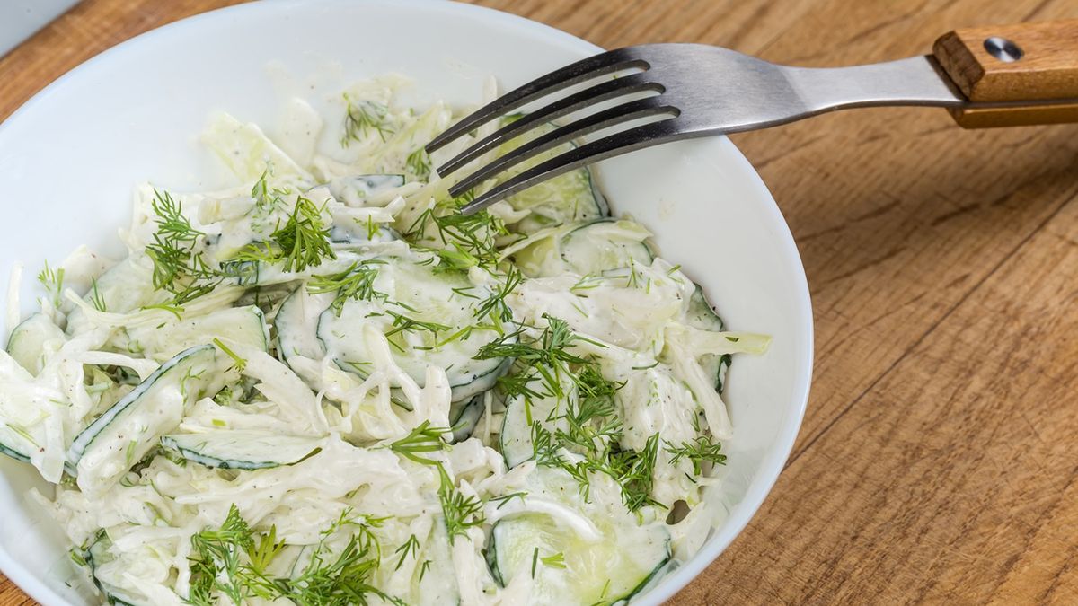 Surówka z młodej kapusty z majonezem i koperkiem