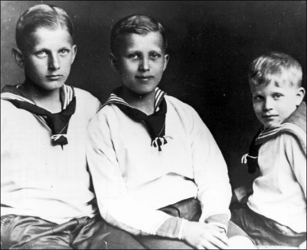 Młody Wernher von Braun (w środku)