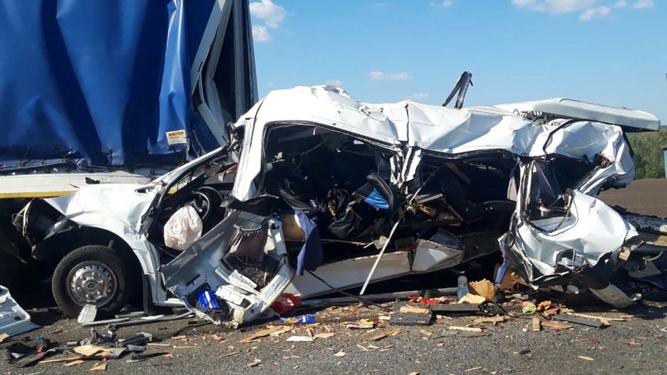 Szesnaście osób zginęło 21 sierpnia, gdy minibus zderzył się z dwoma ciężarówkami w obwodzie Uljanowskim w Rosji