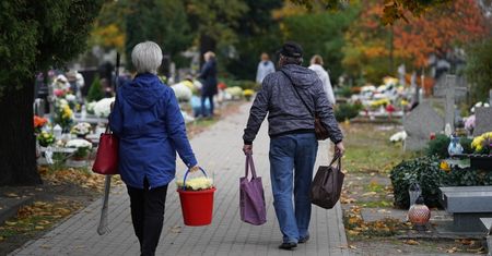 Oto "król drożyzny" na cmentarzach. "Skąd taka cena?"