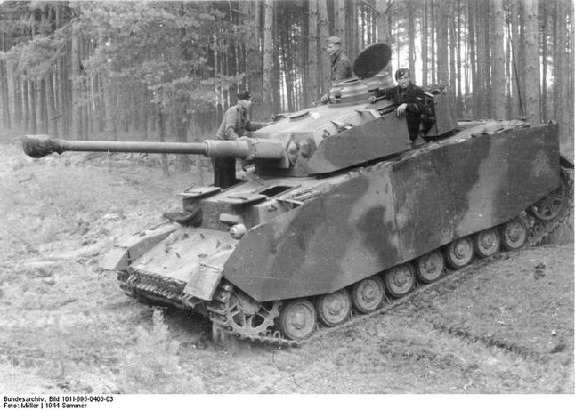 Czołg PzKpfw IV Ausf. H. Z boków kadłuba widoczne dodatkowe ekrany pancerne Schürzen, chroniące przed pociskami kumulacyjnymi