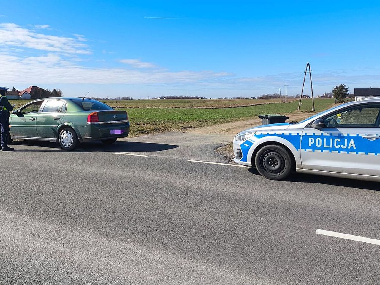 Policja zatrzymała ją, bo jechała za wolno. Szybciej się bała, bo piła